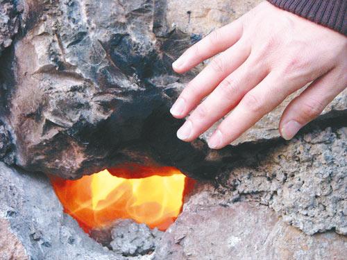 贵州一村庄出现不明地火 疑为地下煤层所致